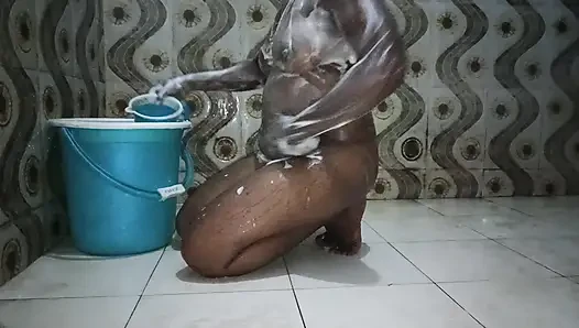 Indian tamil hot wife saranya bath show