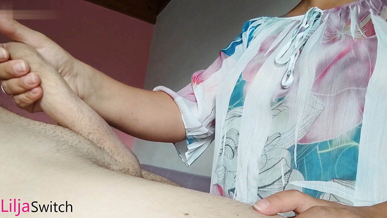 Menampar handjob tetek semula jadi - pancutan mani pada buah dada