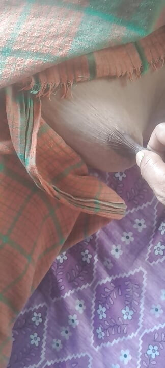 Bhabi assam își arată pizda păroasă și își strânge țâțele mari