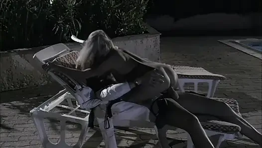 Arkadaşını Sevişirken Erkek Arkadaşına Oral Seks Yapıyor