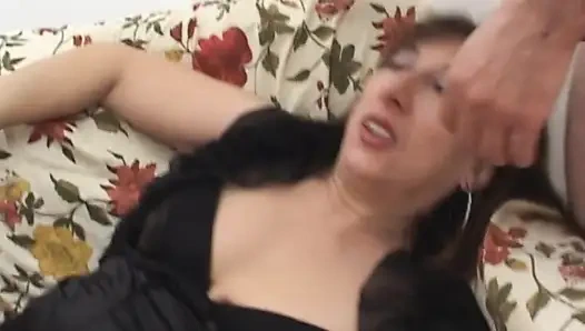 Hässliche italienische milf liebt es, schwanz in den arsch zu nehmen