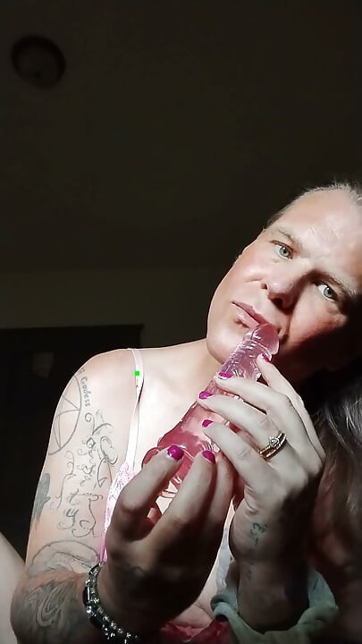 Joacă cu vibrator roz și dantelă