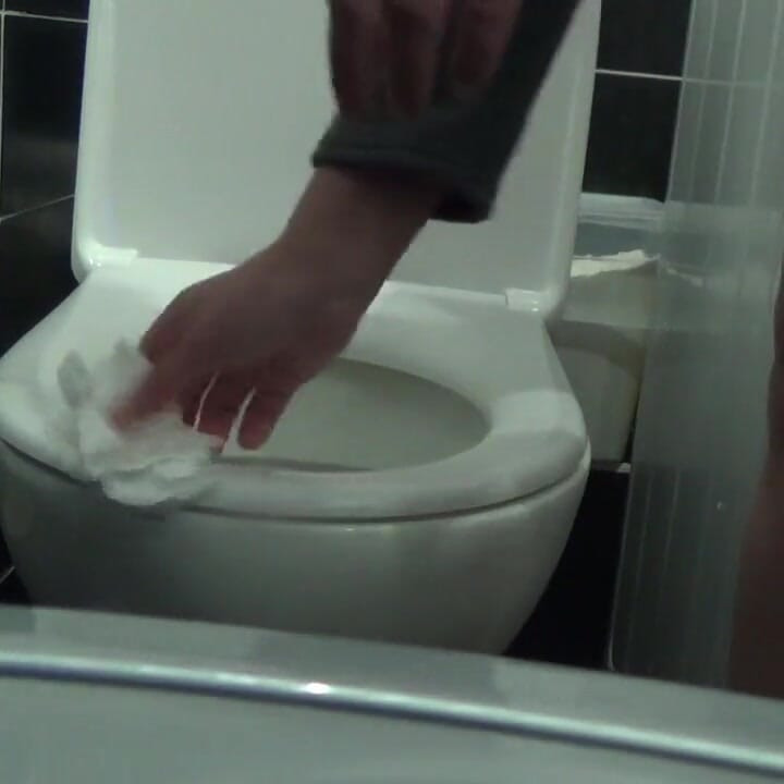 Huge Kate solo pissing!