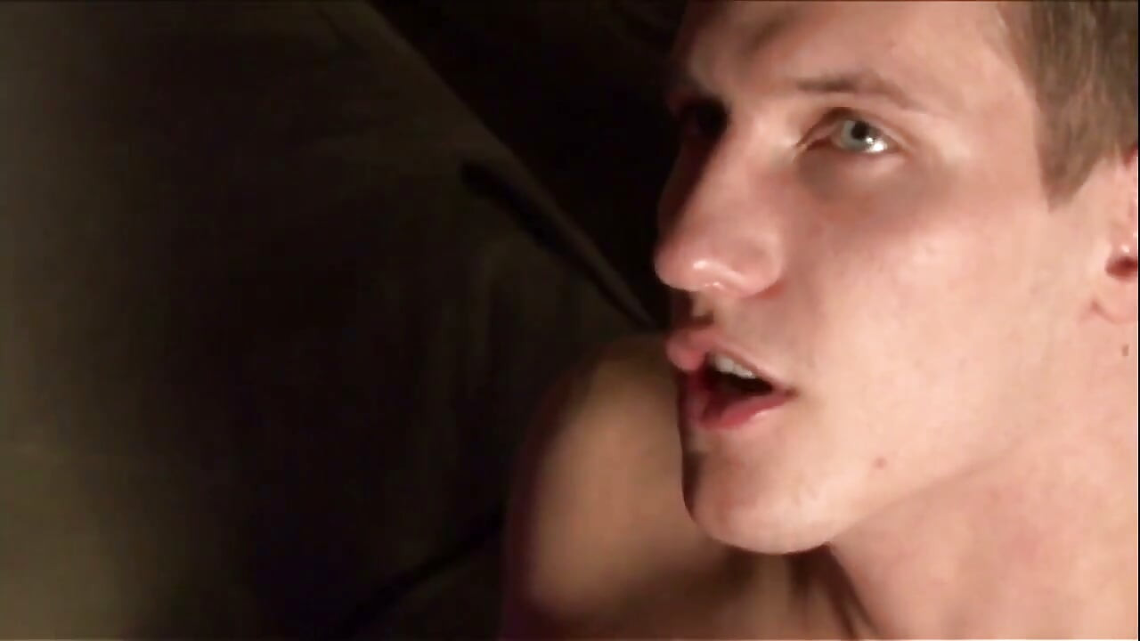 Spiky Haired Twink jeździ grubym kutasem swojego partnera