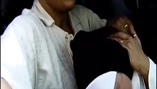 Немецкую горячую мамо-крошку-брюнетку трахают в фетиш-сцене