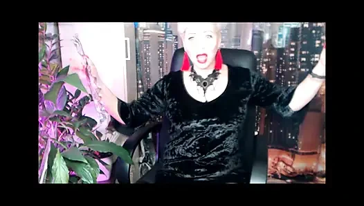 Моя мачеха - моя шлюшка перед вебкамерой! Нескромные танцы, киска крупным планом и честная мастурбация сучки в формате 45+ !