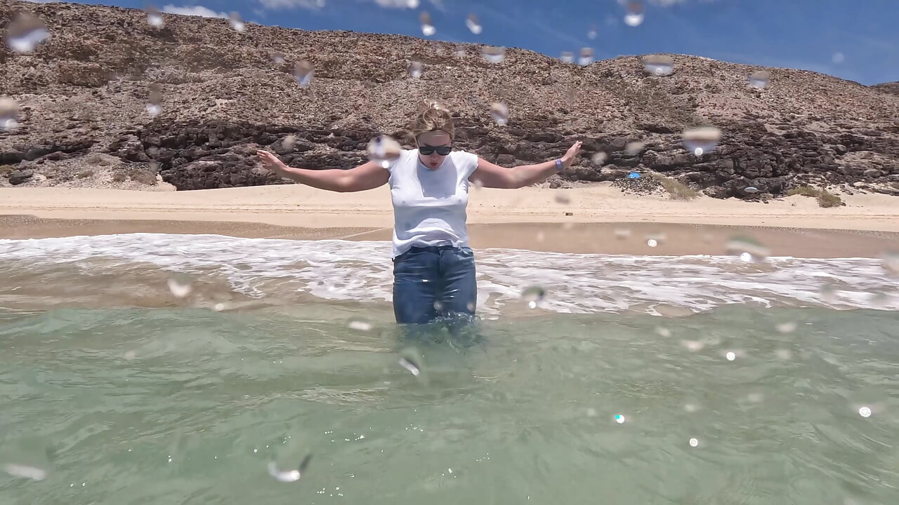 Chica Mojando Jeans En El Océano Y Nadando En Camiseta Blanca Mojada