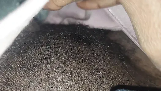 Islak tıraşlı amcığımla oynuyorum