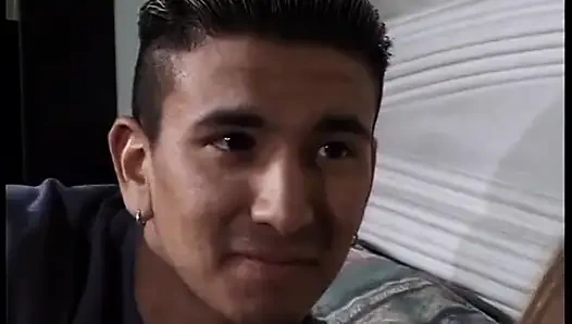 Schöne brünette mit erstaunlichen titten nimmt einen massiven schwanz in ihre muschi