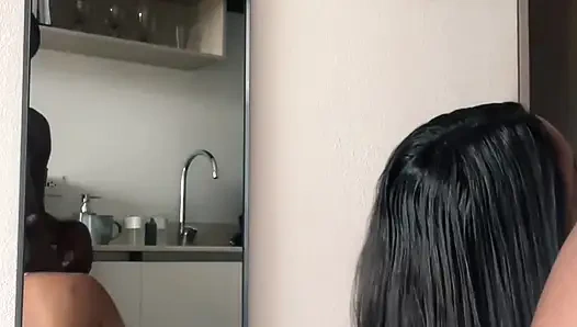 Она встает на колени, чтобы съесть весь мой член своим маленьким ртом - любительская пара - Nysdel