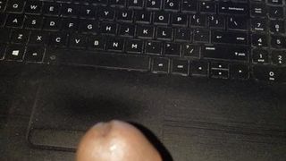 Une grosse bite noire se branle au porno