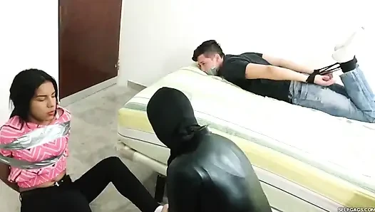 Versautes junges paar in bondage