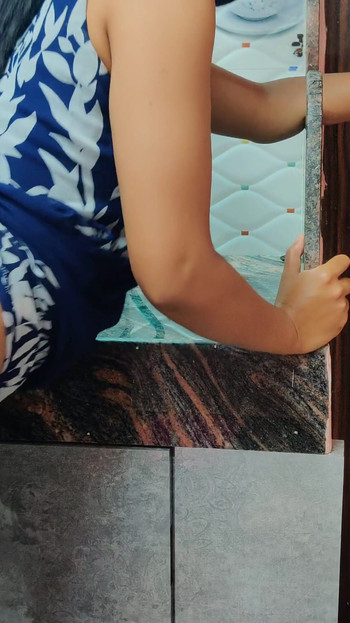 来自“出轨家庭妻子在厨房被性交”的迷人时刻