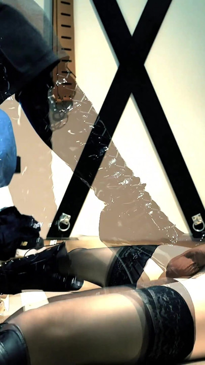 Ballbusting avec des bottes à talons hauts
