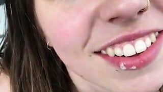 Une petite amie heureuse et excitée suce une bite de Smegma