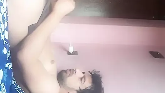 Un garçon sexy se masturbe brutalement