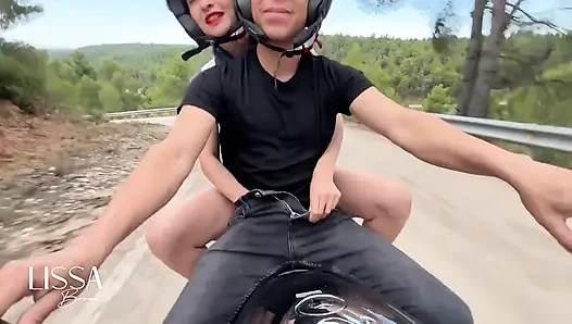 Я доставаю хуй моего сводного брата на мотоцикле