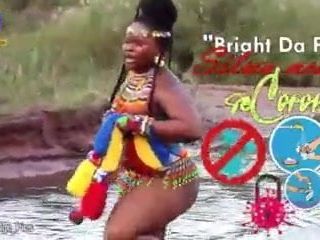 강에서 소리치는 거대한 엉덩이의 토플리스 남아공 소녀