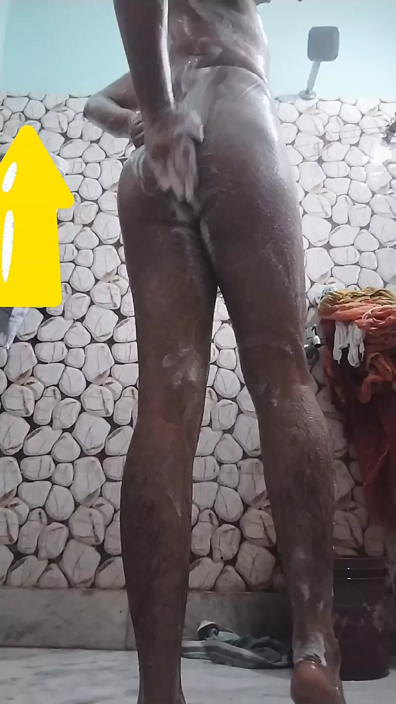 Indio gay intenta ser top 😉 pero su polla no erra