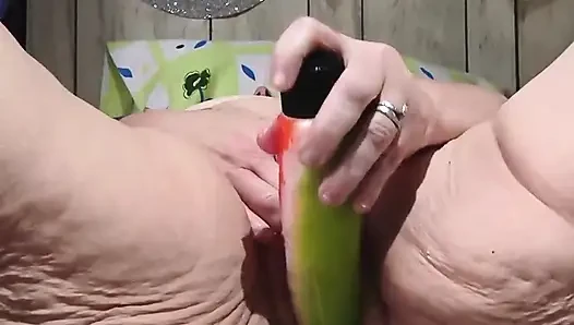 Cewek itu crot 10 kali berturut-turut pakai dildo oranye itu