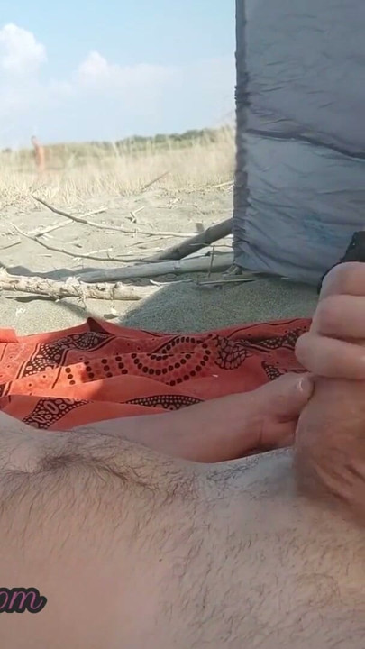 Mijn vrouw trekt mijn lul af voor een vreemde op het naaktstrand | Clip 1