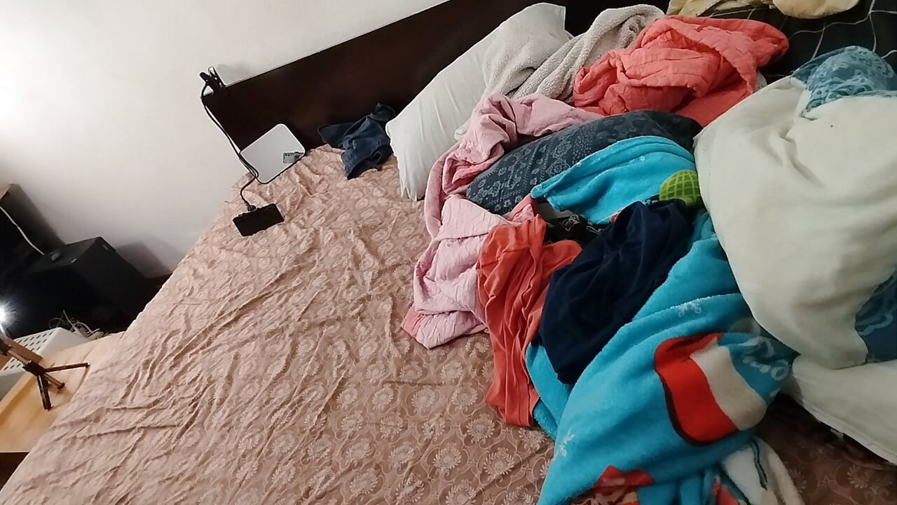 Amateur-frau masturbiert mit ihren fingern in ihr.