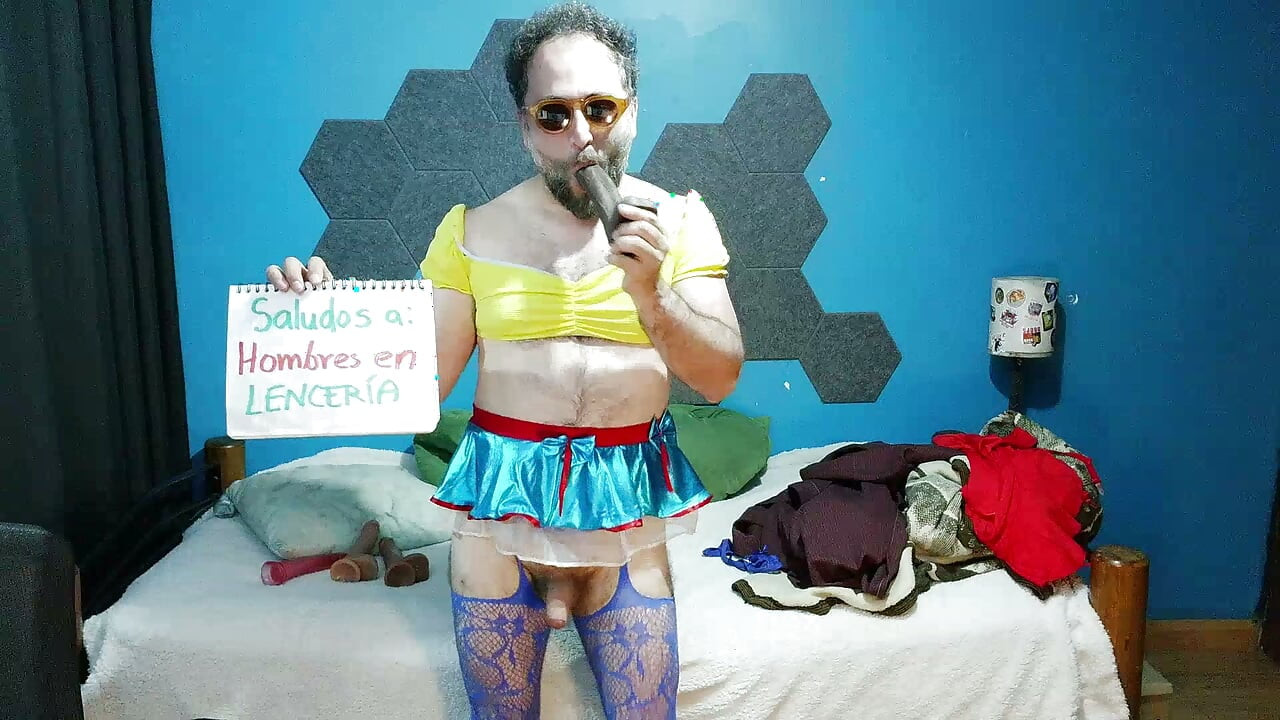 Γενειοφόρα μικρή πουτάνα ποζάρει και πιπιλάει ομοίωμα
