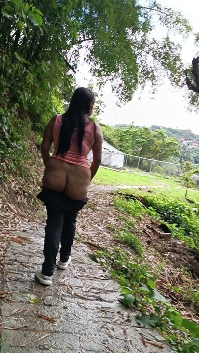 Dikke kont latina meisje naakt buitenshuis lopen | Clip 1