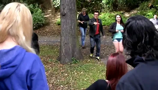 Экстремальный дикий гэнгбэнг с красивыми девушками, которые хотят сосать и трахаться с большими жесткими членами