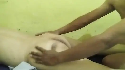 Gemoy fışkırtana kadar amcık yalamayı seviyor