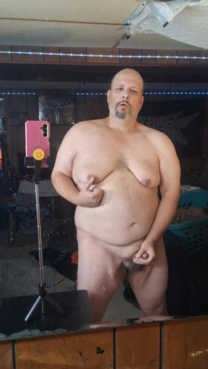 Chubby guy stands and cums