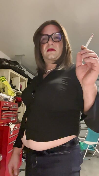 Crossdresser gordinho a fumar
