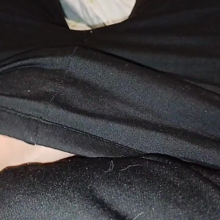 Drkam uz zvukove mojih lezbijskih prijateljica koje se jebu