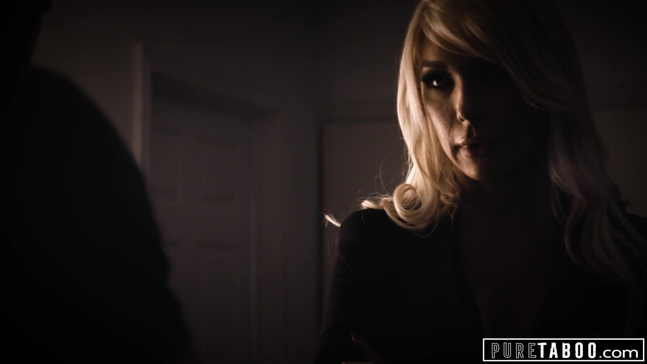 純粋なタブー、セクシートランスガールが悲しみの男をやる