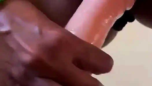 Aku lagi asik muasin memek sempitku pakai mainan seks ukuran raksasa ini?