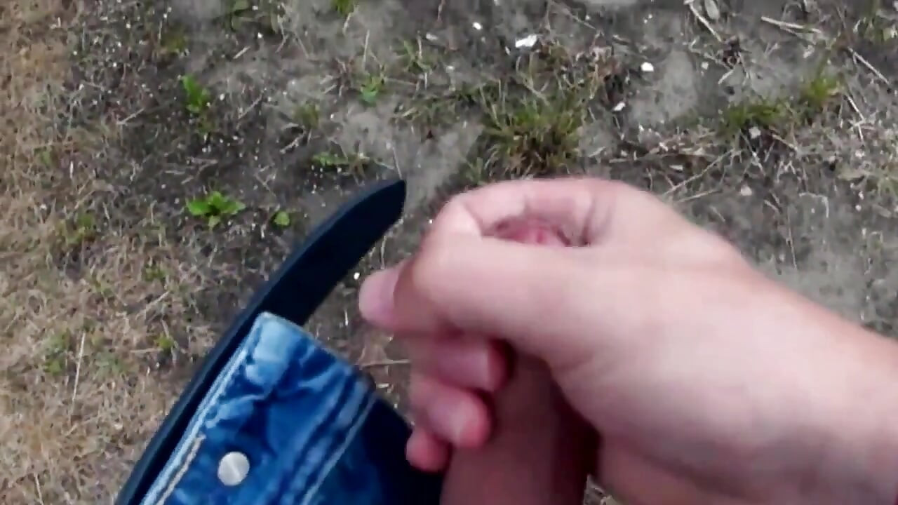 Busty Młoda dziewczyna ssie kutasa na zewnątrz