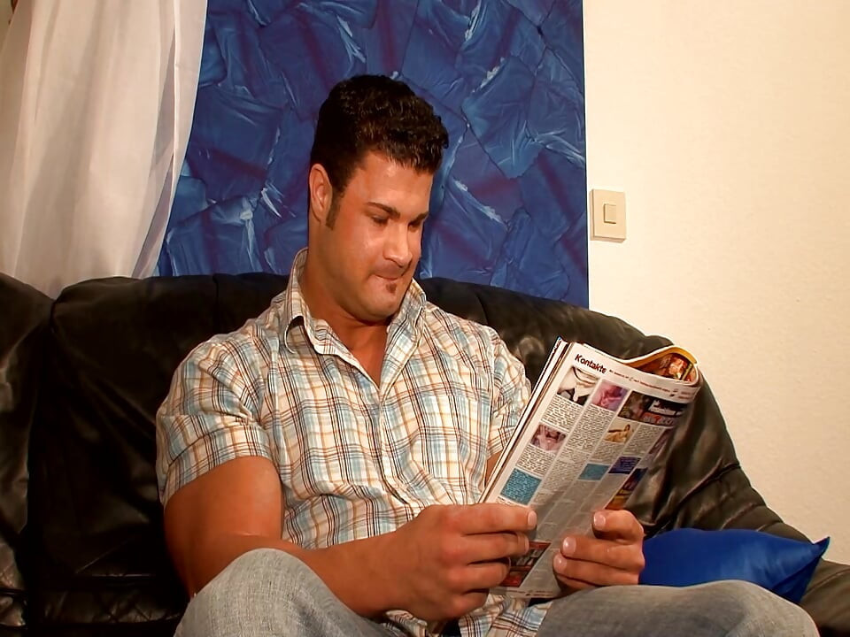 Kočička se dáví pérem a pak na něm jezdí do výstřiku do pusy