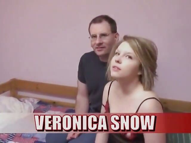 Tipul face sex oral de la o blondă în lenjerie