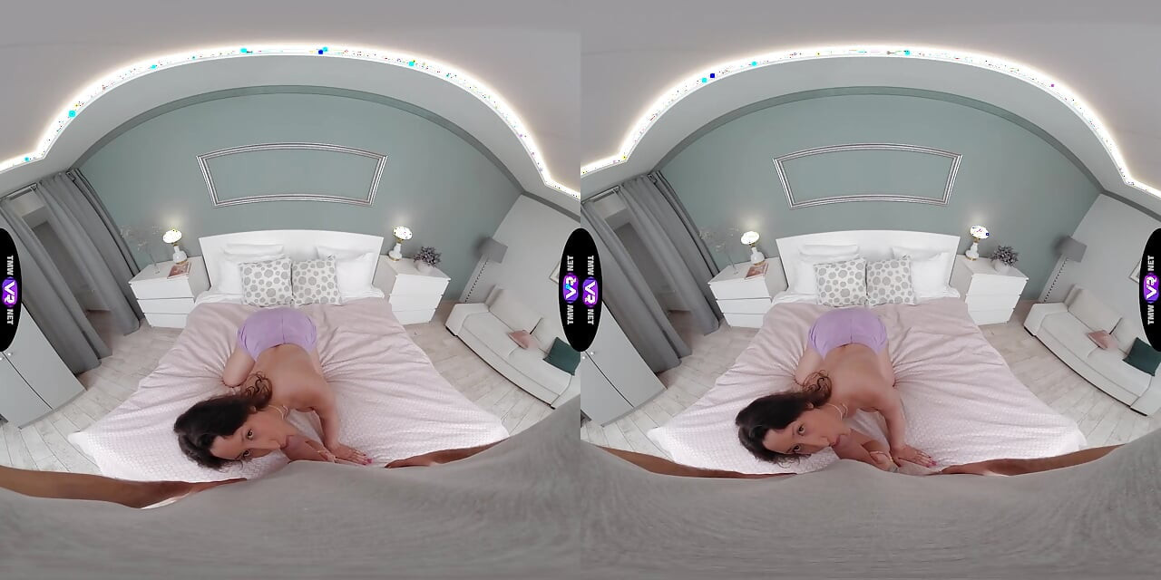 ローラが本を落として大きな胸で遊ぶ、そして乱暴なフェラチオをワイルドに - tmwVRnet