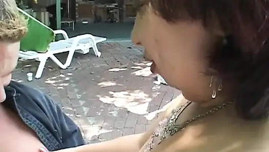 Cüce havuz başında yarak emdikten sonra sert sikiliyor