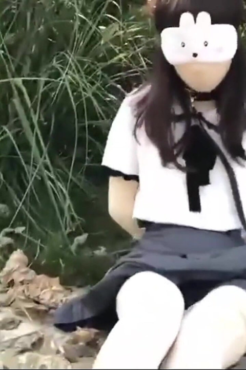 屋外のBDSMガール