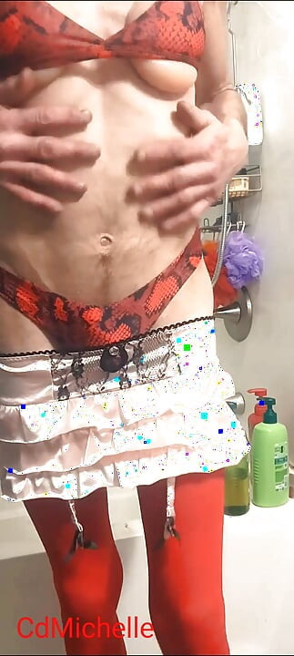 Cdmichelle se igra s dildom dok nosi seksi ružičasto donje rublje