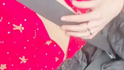 Arabada çıplak memeler