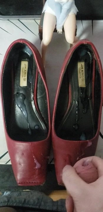 Cumshot my sis's red heels