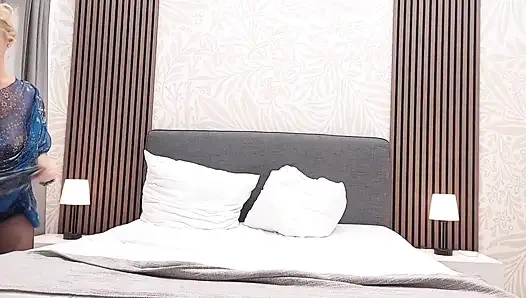 Istri Dewasa Pirang Amatir Menikmati Seks Setelah Berjalan