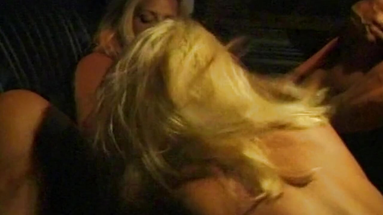 Versaute Taxifahrt mit heißen Blondinen