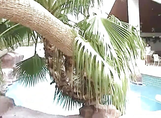 Mulher com jarros enormes dá grande cabeça para seu homem