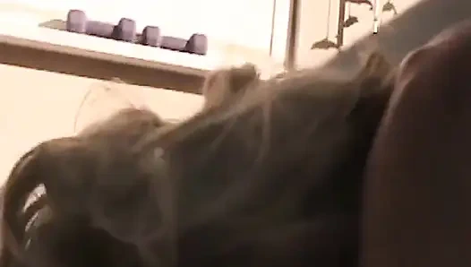 Ateşli sarışın yarak emiyor ve amını yediriyor