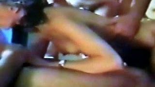 Une femme se fait baiser dans un gangbang pendant que son mari regarde