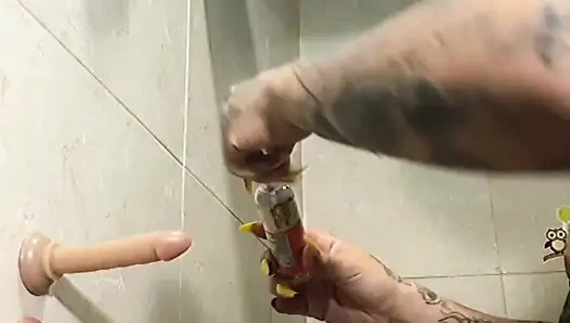 Kızıl saçlı kendine dokunuyor